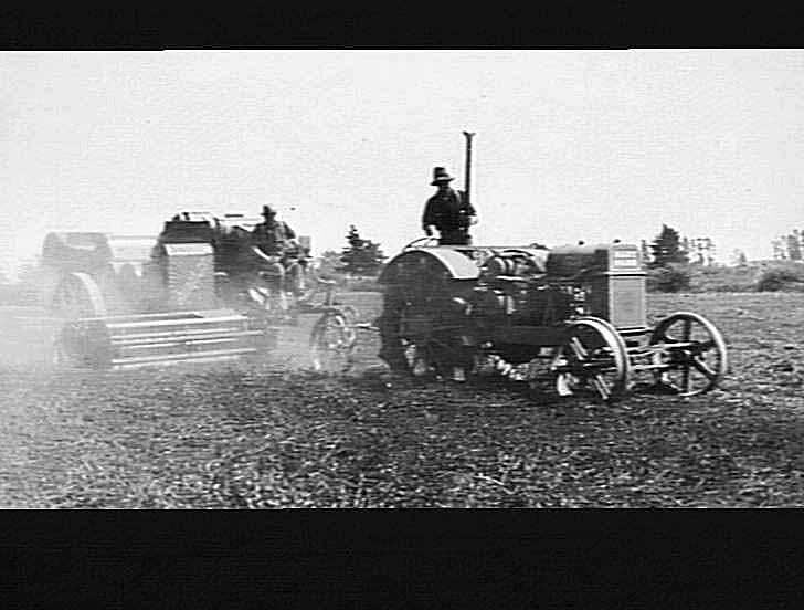 Header working in peas on Mr. G. W. Osborne's farm in a 60 bushel crop, Doyleston