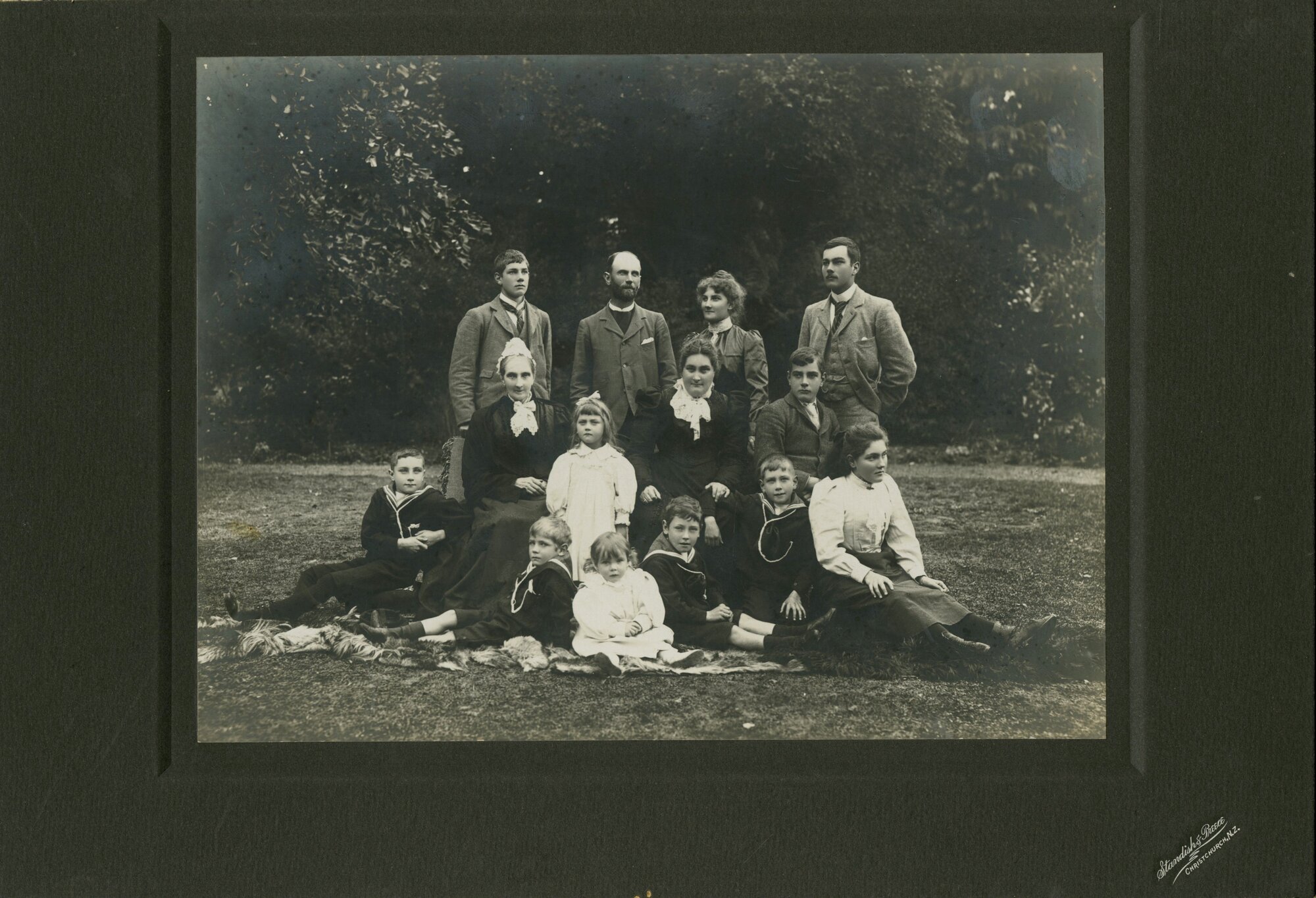 The Deans family, 1900