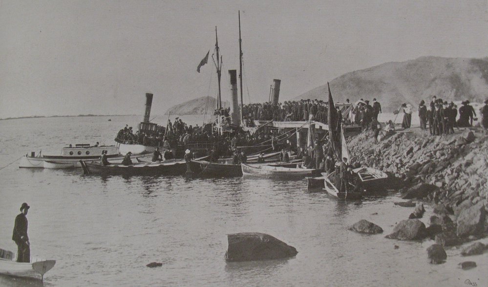 Passengers arriving at Ōtākou for the tangihanga of Hōri Kerei Taiaroa, 1905