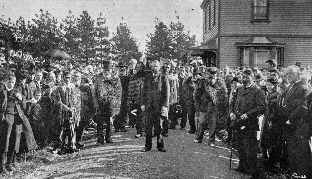 Tangi of Apa Taiaroa: procession leaving the Awhitu home of Hon. Hōri Kerei Taiaroa
