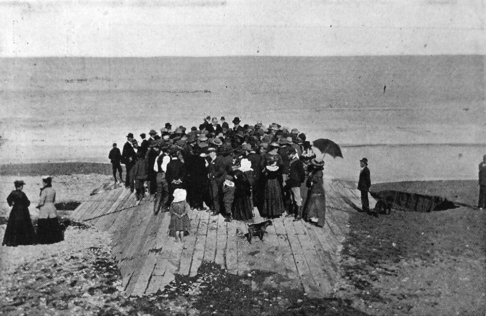 Crowd at opening of the outlet at Te Waihora, 1904