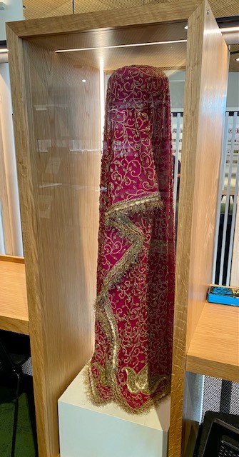 Archna Tandon and her dupatta (shawl)