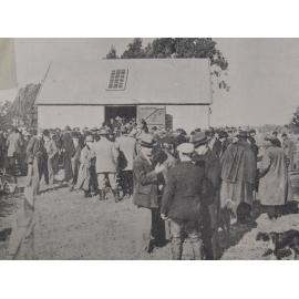 Heslerton dispersal sale, the rush for lunch in the shed