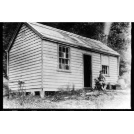 Bill Williamson outside Candy's hut, Ōtira  