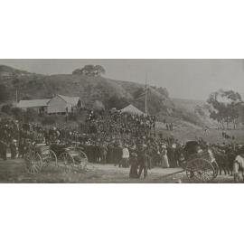 Crowds of mourners at the tangihanga for Hōri Kerei Taiaroa at Ōtākou, Otago Peninsula, 1905