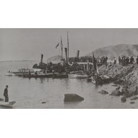 Passengers arriving at Ōtākou for the tangihanga of Hōri Kerei Taiaroa, 1905