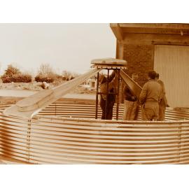 Assembling the top of a silo