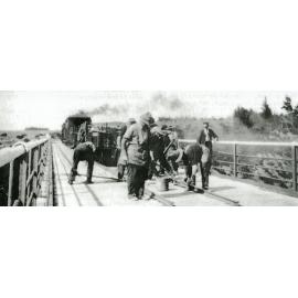 Last train on the Waimakariri Gorge combined bridge