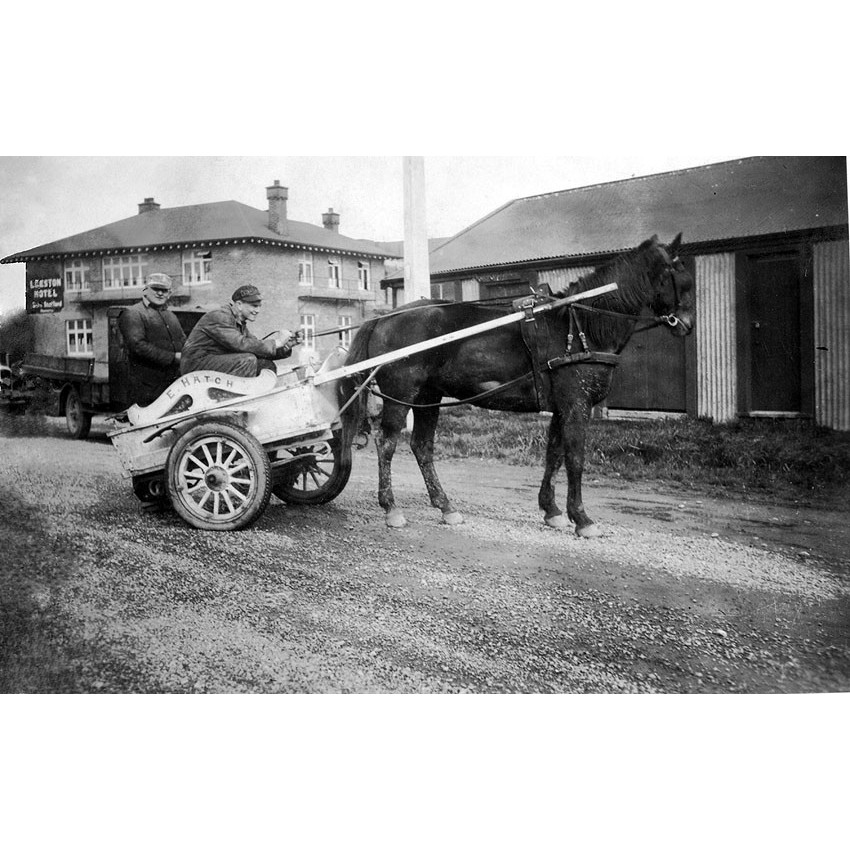 Mobile shops using horse-drawn vehicles