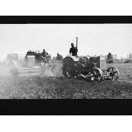 Header working in peas on Mr. G. W. Osborne's farm in a 60 bushel crop, Doyleston