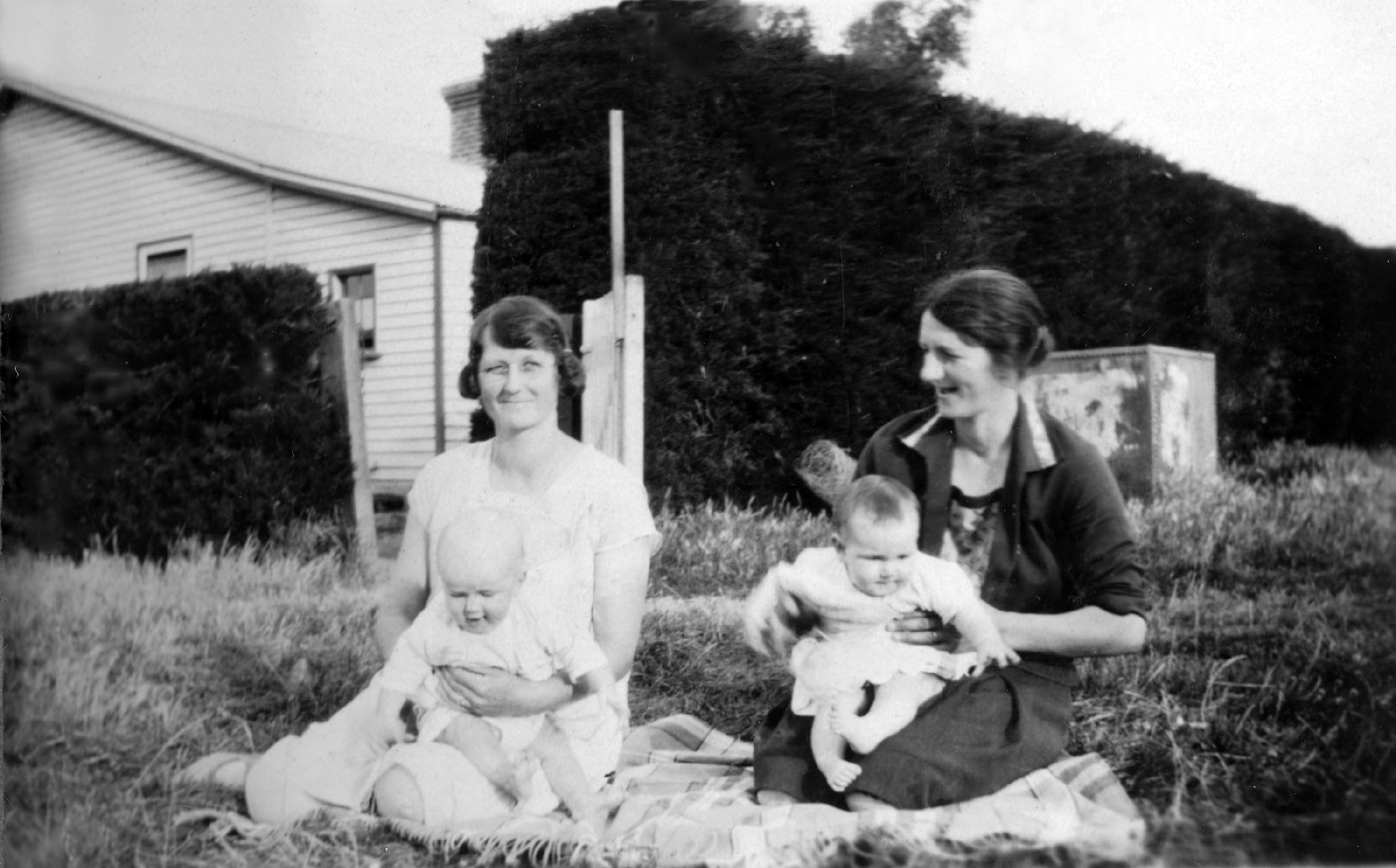 Cecelia Taylor (nee Ramsey) & her sister Sophie Heslop with Rex & Freda at 'Westburn' cottage.    