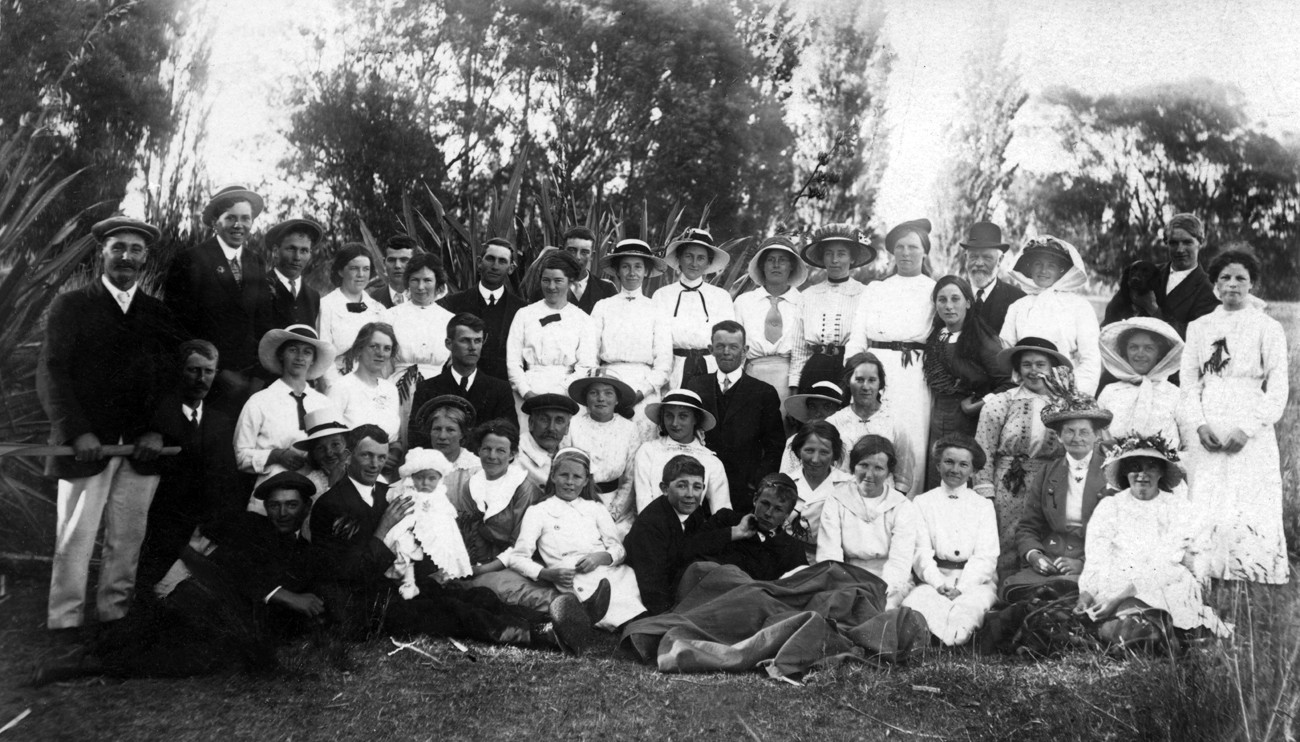 1914 Sunday School picnic at 'The Poplars'  Presbyterian Bible Class