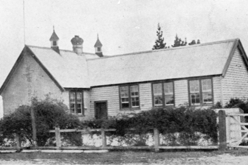 Dunsandel Public School 
1879-1929 
In Golden Jubilee November 19 1929 Booklet
DHS-2083