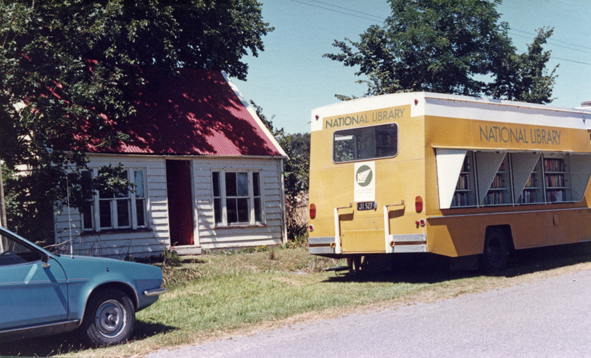 Brookside Library with Country Library Service bus.
Ellesmere Historical SocietyEHS-1593