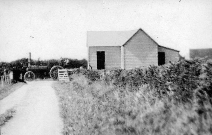 A. A. Croy drives a traction engine towing Barley Mow Hotel from Irwell past Glemrowan Brookside  
Courtesy of Melville Brooks Courtesy of Warick Brooks
Ellesmere Historical Society EHS-5992 