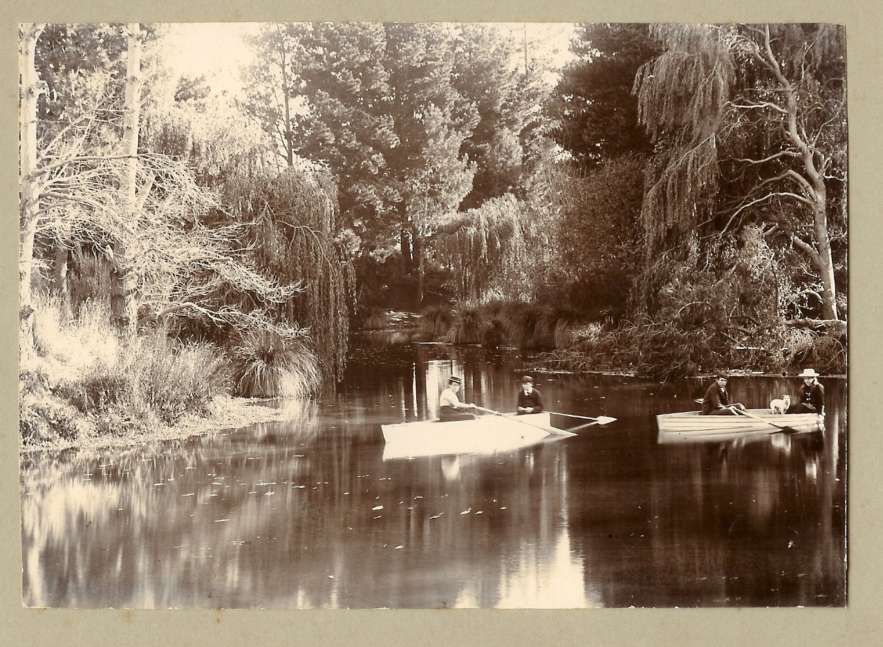 Boating on the L1 millpond, 1907. Lincoln and Districts Historical Society LDHS132